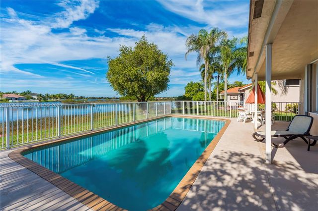 1008 NW 180th Ave, Pembroke Pines, FL 33029