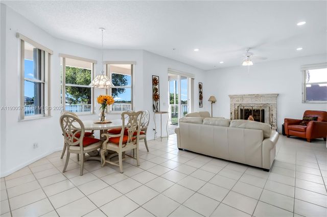 1008 NW 180th Ave, Pembroke Pines, FL 33029