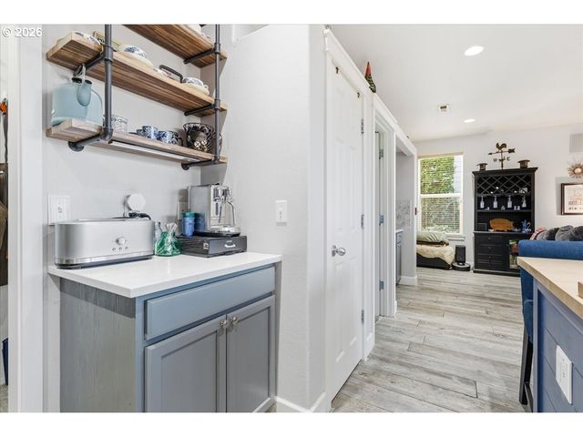 21601 Ne WILLOW GLEN Rd, Fairview, OR 97024