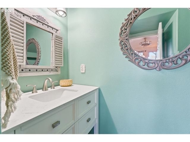 21601 Ne WILLOW GLEN Rd, Fairview, OR 97024