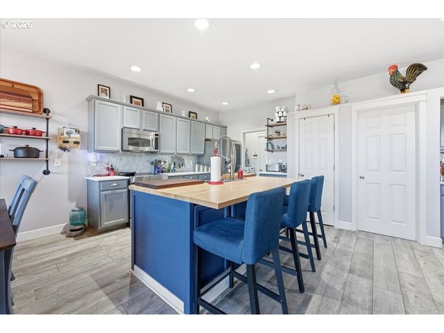 21601 Ne WILLOW GLEN Rd, Fairview, OR 97024