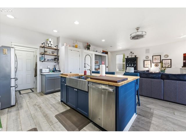 21601 Ne WILLOW GLEN Rd, Fairview, OR 97024