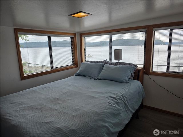 22730 N US 101 N, Hoodsport, WA 98548