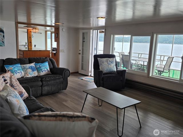 22730 N US 101 N, Hoodsport, WA 98548
