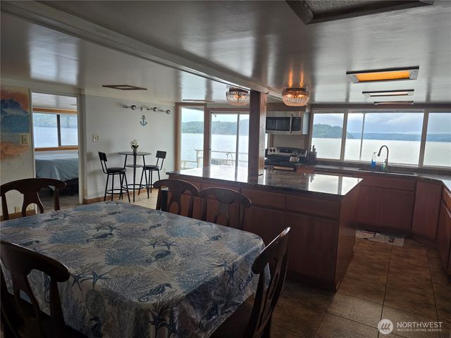 22730 N US 101 N, Hoodsport, WA 98548