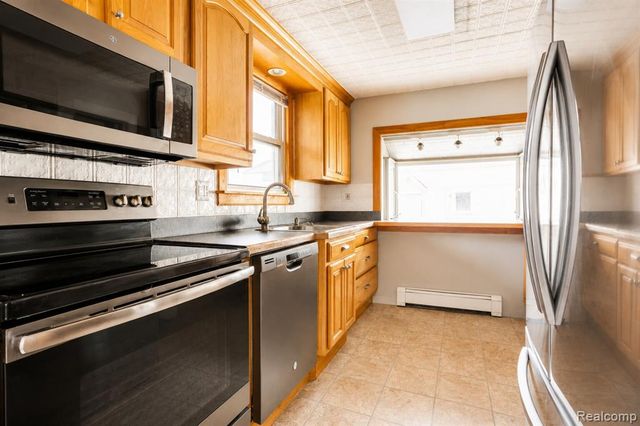 22464 Beach Street, Saint Clair Shores, MI 48081
