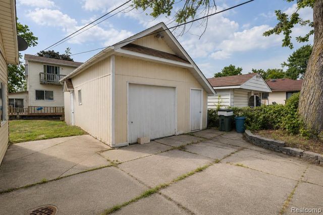 22464 Beach Street, Saint Clair Shores, MI 48081