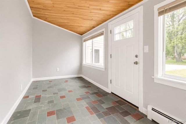 22464 Beach Street, Saint Clair Shores, MI 48081