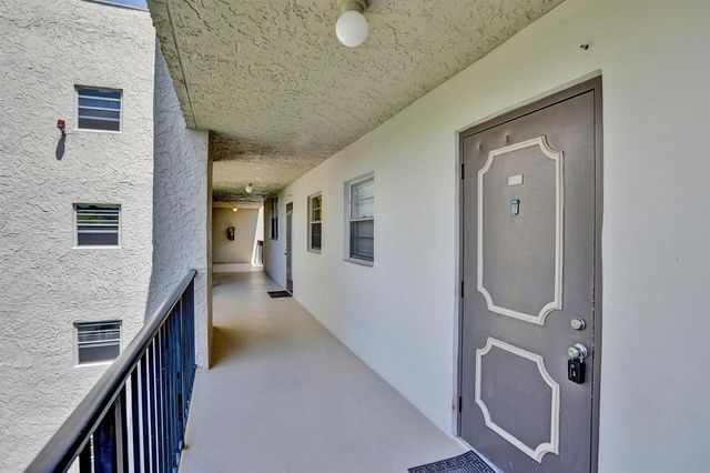 9230 Lagoon Place 110, Davie, FL 33324