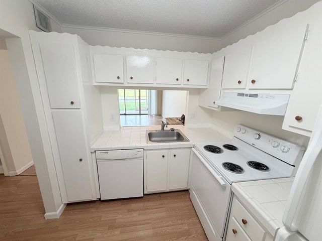 9230 Lagoon Place 110, Davie, FL 33324
