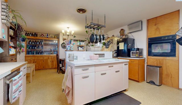 88502 N Harrington Road, West Richland, WA 99353