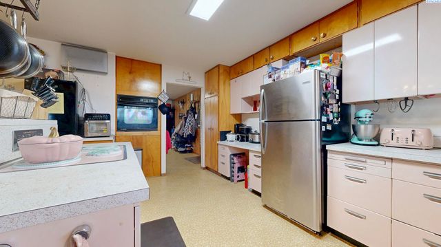 88502 N Harrington Road, West Richland, WA 99353