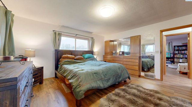 88502 N Harrington Road, West Richland, WA 99353