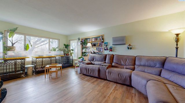 88502 N Harrington Road, West Richland, WA 99353