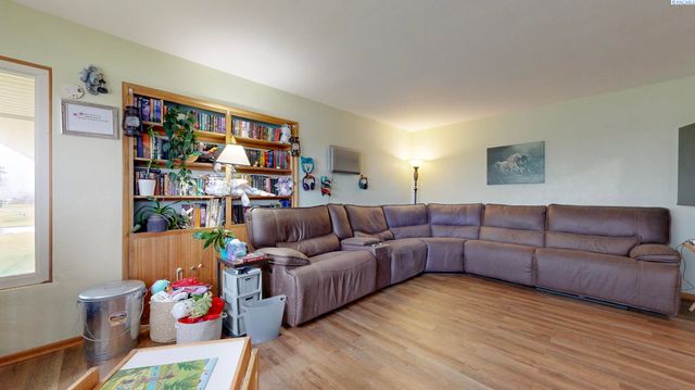 88502 N Harrington Road, West Richland, WA 99353