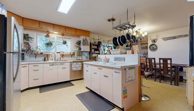 88502 N Harrington Road, West Richland, WA 99353