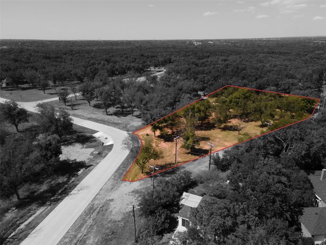 906 E Landings Drive, Granbury, TX 76049