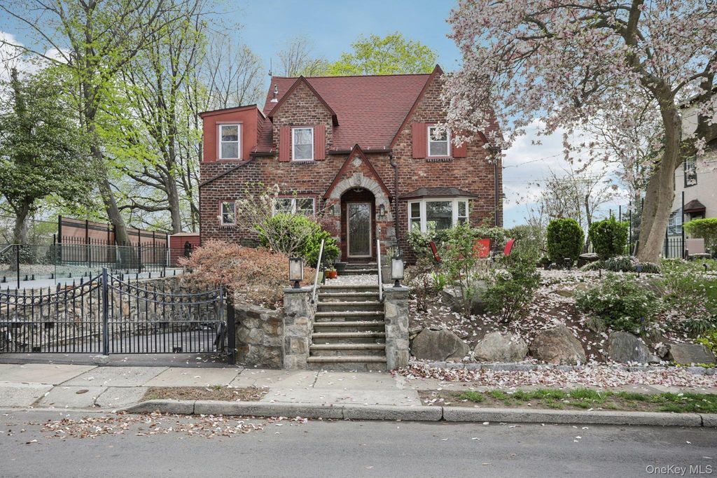 375 Hawthorne Terrace, Fleetwood, NY 10552
