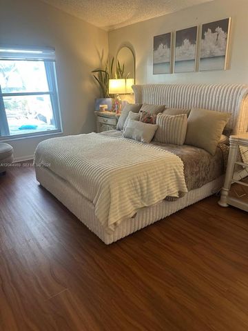 1971 Oak Berry Cir, Wellington, FL 33414