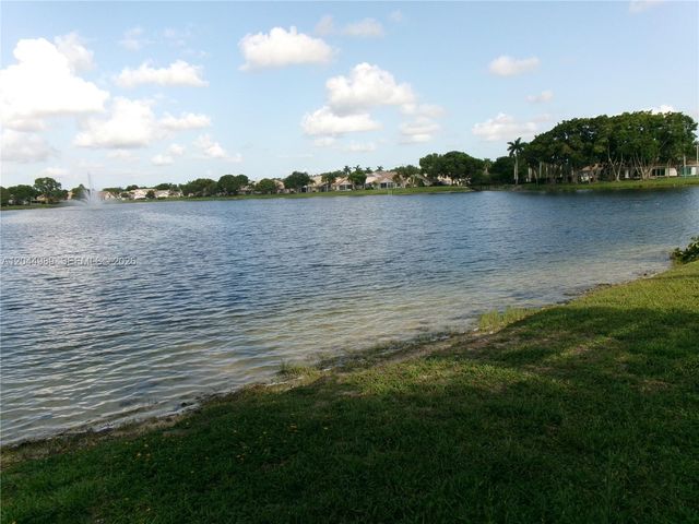 1971 Oak Berry Cir, Wellington, FL 33414