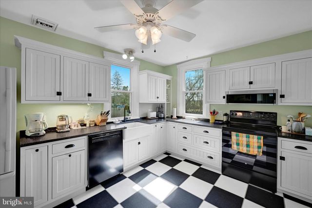 173 W BROAD ST, Salunga, PA 17538