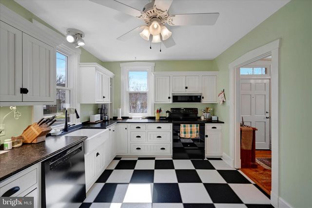 173 W BROAD ST, Salunga, PA 17538
