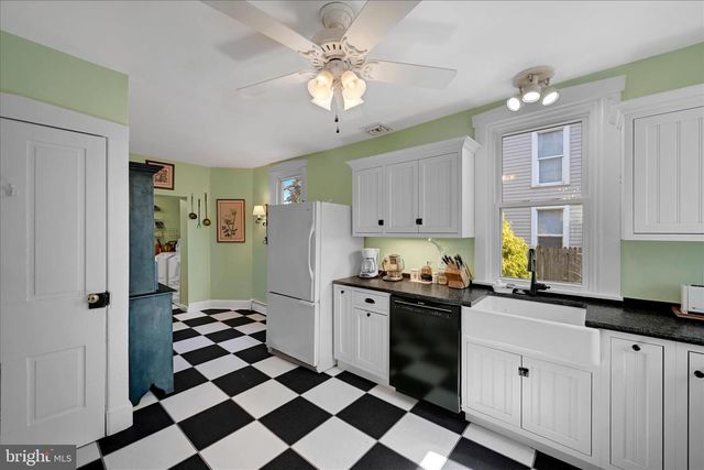 173 W BROAD ST, Salunga, PA 17538