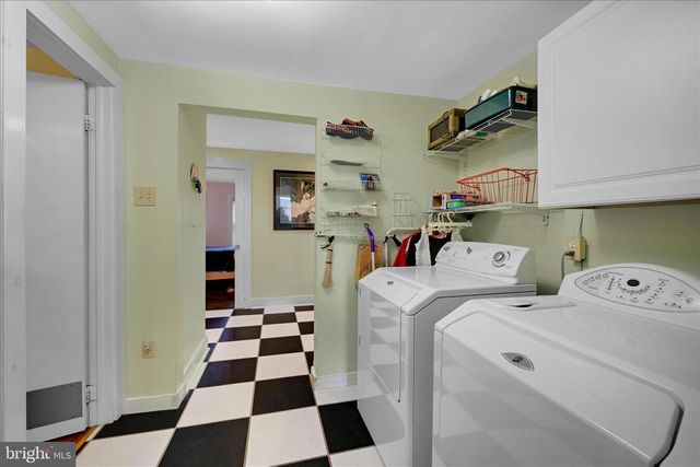 173 W BROAD ST, Salunga, PA 17538