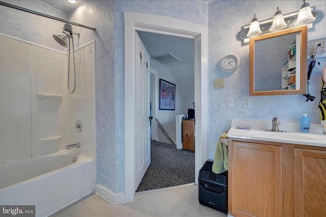 173 W BROAD ST, Salunga, PA 17538