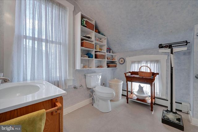 173 W BROAD ST, Salunga, PA 17538