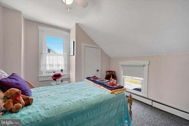 173 W BROAD ST, Salunga, PA 17538