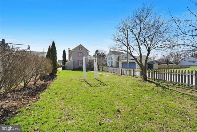 173 W BROAD ST, Salunga, PA 17538
