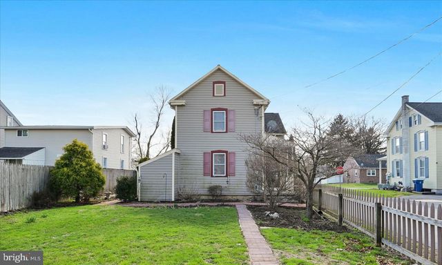 173 W BROAD ST, Salunga, PA 17538