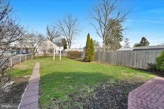 173 W BROAD ST, Salunga, PA 17538