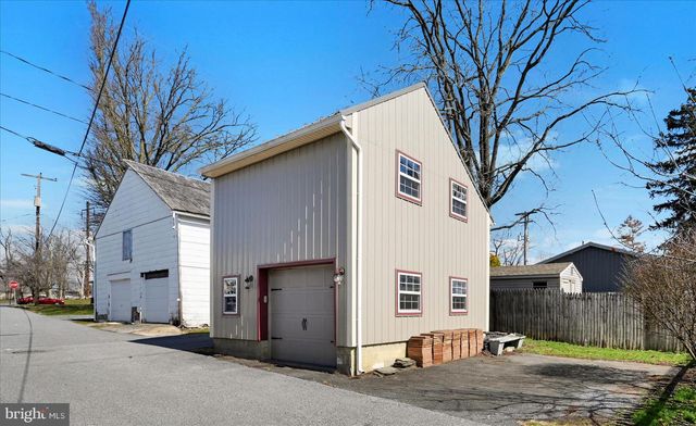 173 W BROAD ST, Salunga, PA 17538