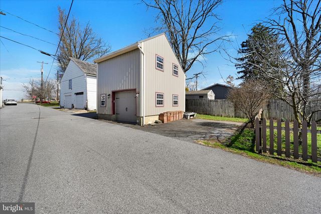 173 W BROAD ST, Salunga, PA 17538