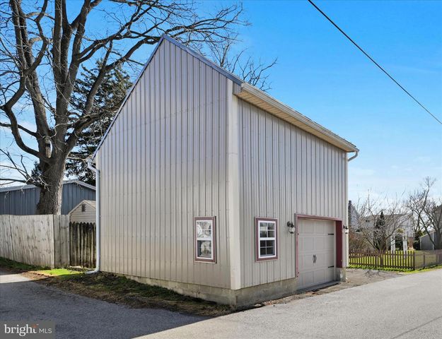 173 W BROAD ST, Salunga, PA 17538