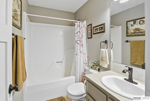 8001 S 94th Street, La Vista, NE 68128