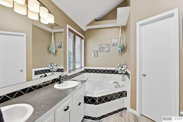 8001 S 94th Street, La Vista, NE 68128