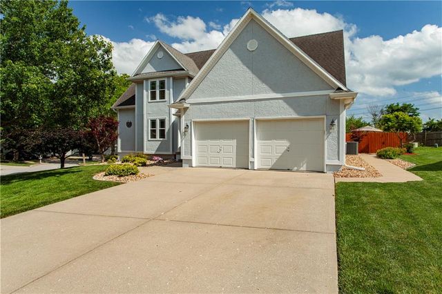 1124 NE Waterfield Village Drive, Blue Springs, MO 64014