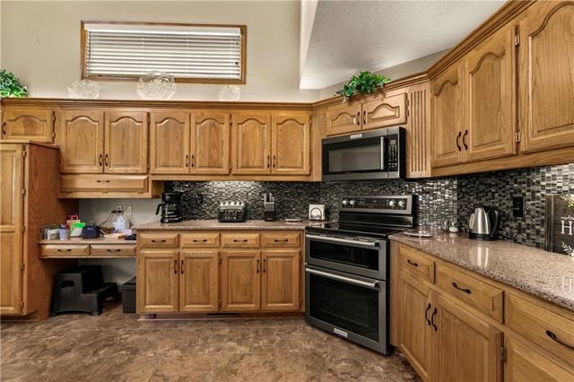 1124 NE Waterfield Village Drive, Blue Springs, MO 64014