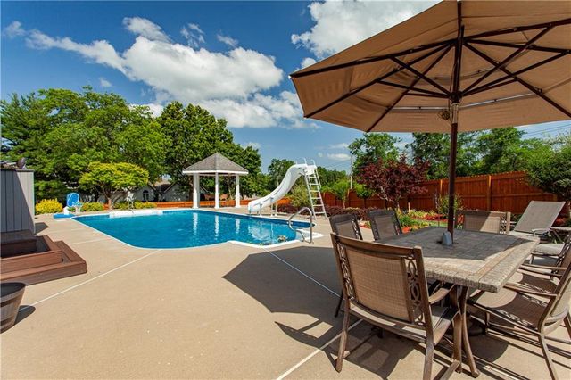 1124 NE Waterfield Village Drive, Blue Springs, MO 64014