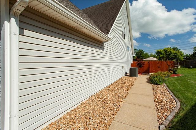 1124 NE Waterfield Village Drive, Blue Springs, MO 64014