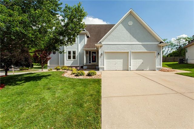 1124 NE Waterfield Village Drive, Blue Springs, MO 64014