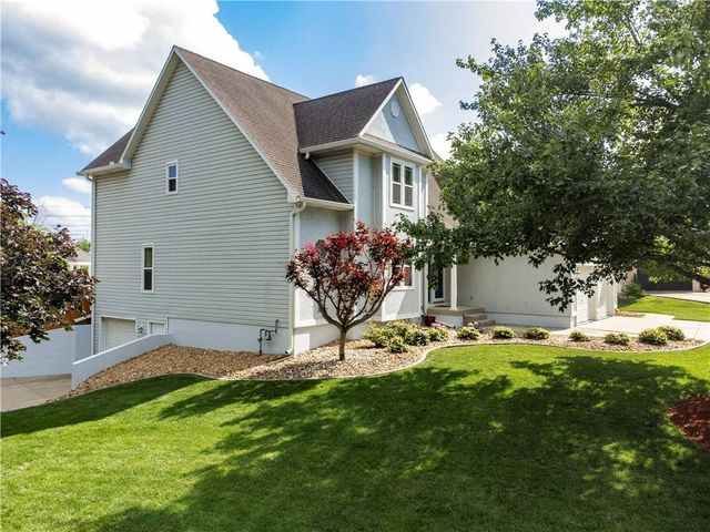 1124 NE Waterfield Village Drive, Blue Springs, MO 64014