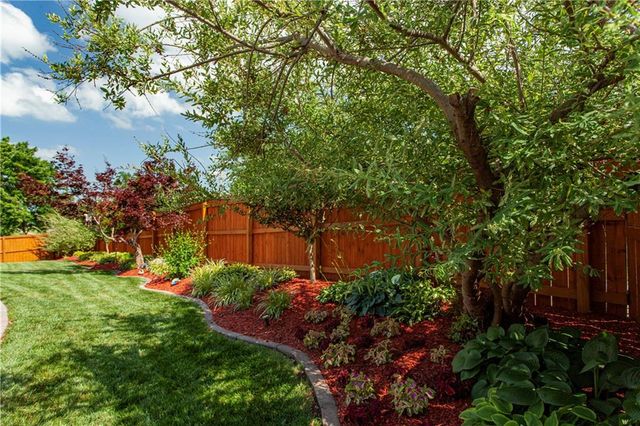 1124 NE Waterfield Village Drive, Blue Springs, MO 64014