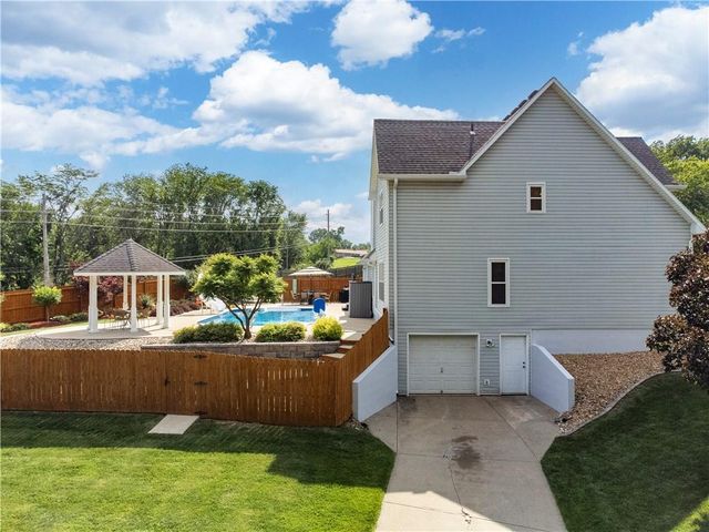 1124 NE Waterfield Village Drive, Blue Springs, MO 64014
