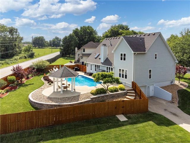 1124 NE Waterfield Village Drive, Blue Springs, MO 64014