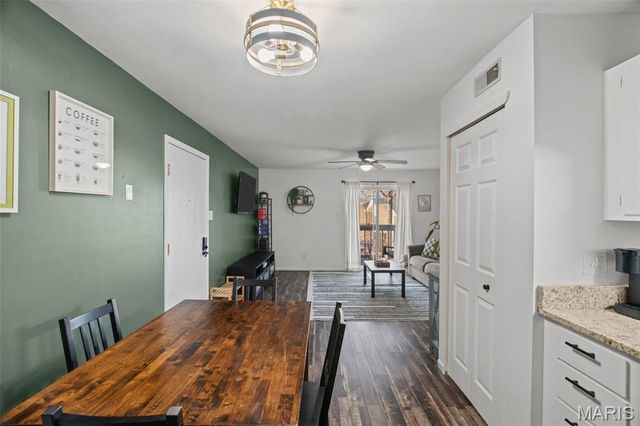 621 S Kirkwood Road 202, Kirkwood, MO 63122