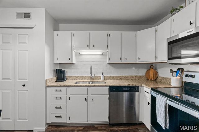 621 S Kirkwood Road 202, Kirkwood, MO 63122